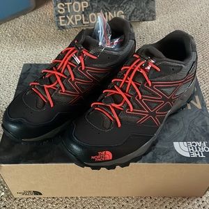 NEW IN BOX - The North Face - Jr Hedgehog Hiker WP - youth size 5